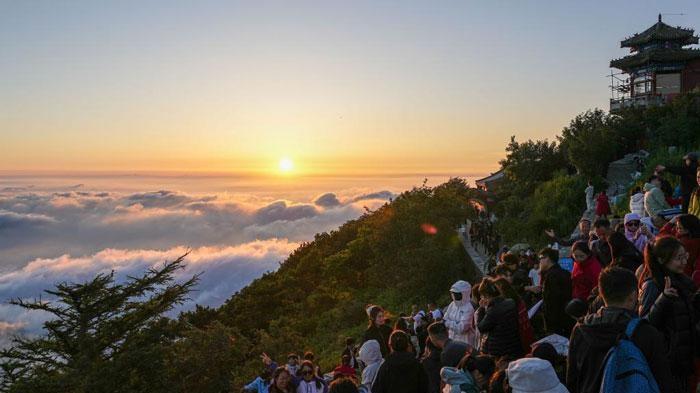 暑期泰山游客旺